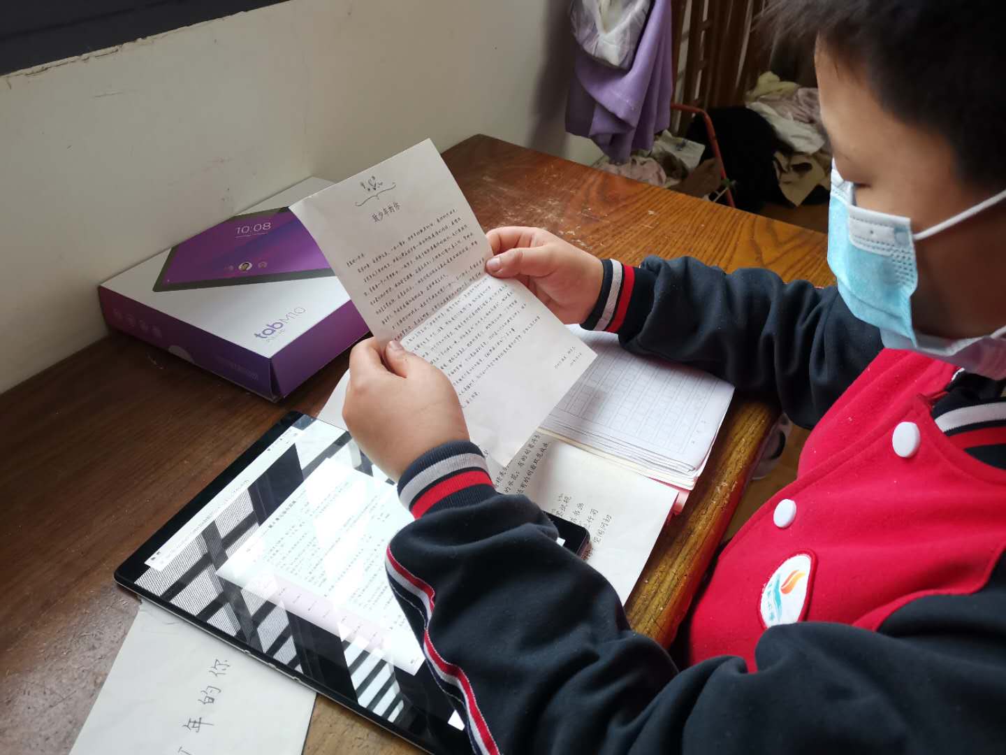 A student in Hubei Province using his new tablet and reading the letter from Lenovo CEO Yuanqing Yang.