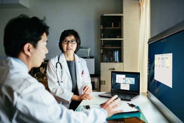ThinkPad P53 Healthcare edition - doctors consulting at computers