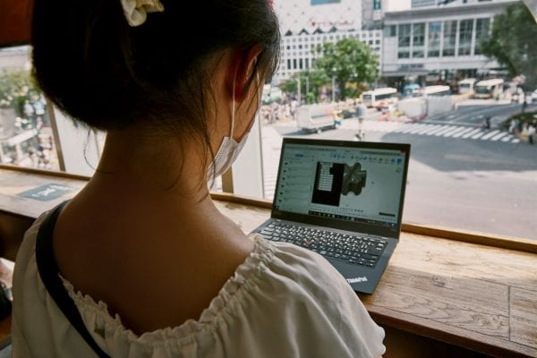 Lenovo New Realities - Japan - Noi Tatsuzaki working on a Thinkpad