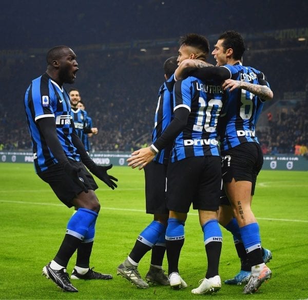 Romelu Lukaku of FC Internazionale celebrates with teammates