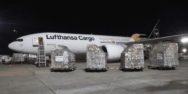 Safe arrival in Europe: The SAF covered flight arrives in Frankfurt. (Picture credit: Lufthansa Cargo / Oliver Roesler)