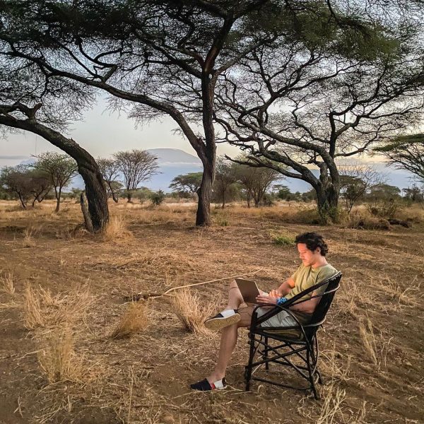 Sylvain en Afrique avec un portable Lenovo