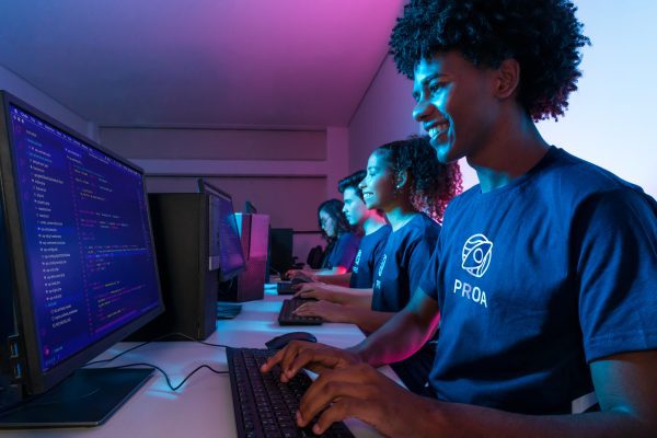 Associação Instituto Proa, people coding on PCs