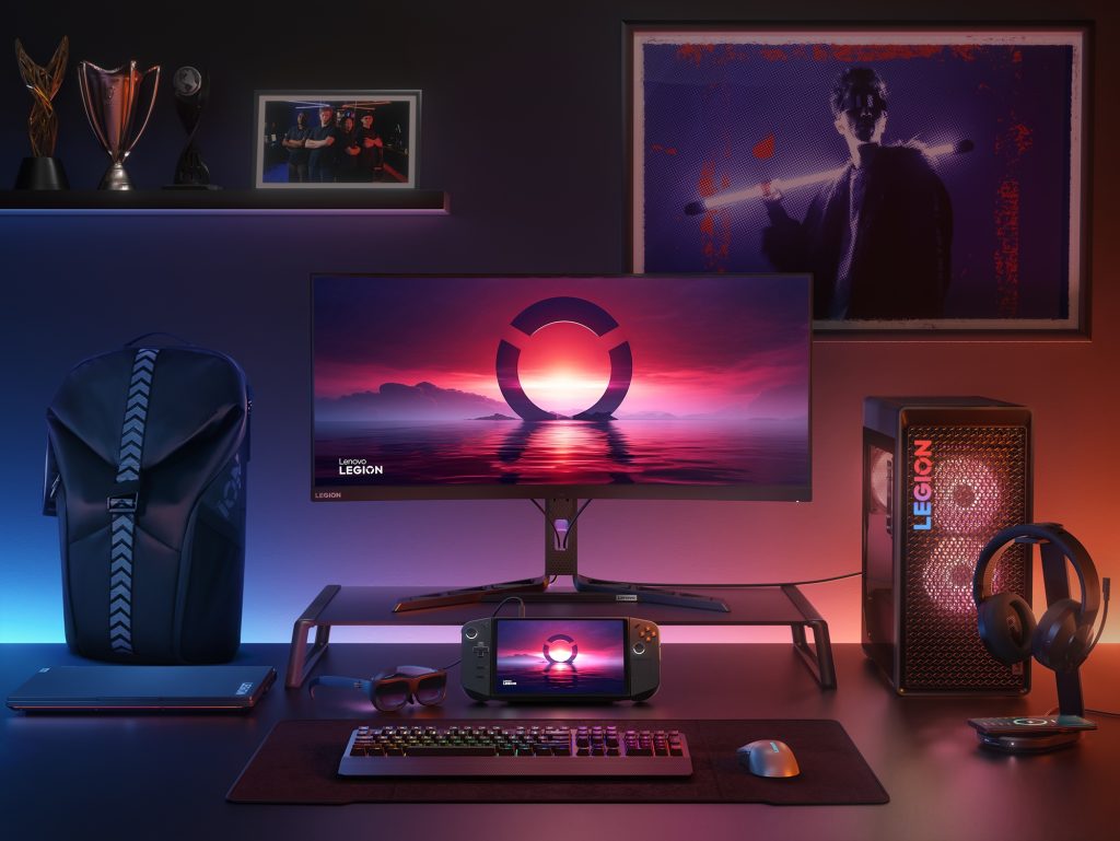 Un desktop con una gamma di dispositivi e accessori Lenovo Legion complementari